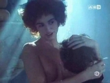 Penelope Cruz en soubrette se fait manger les seins !!!