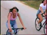 Vanessa Demouy vélo et décolleté de fou !!! Vanessa Demouy vélo et décolleté de fou !!!
