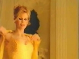 Claudia Schiffer strip tease et lingerie sexy !!! Claudia Schiffer strip tease et lingerie sexy !!!