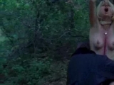 Tara Killian nue pendue par les mains en pleine foret !!! Tara Killian nue pendue par les mains en pleine foret !!!