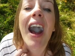 La fille veut se faire niquer dans un champ La fille veut se faire niquer dans un champ