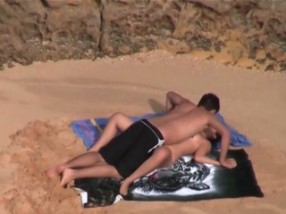 Un couple innocent baise sur le sable Un couple innocent baise sur le sable