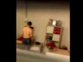 Une fille surprise nue dans son appart Une fille surprise nue dans son appart