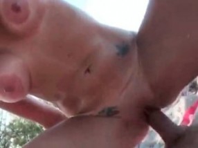 Vraie bonnasse en levrette sur la plage