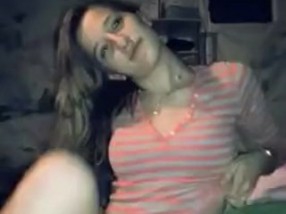 Jeune nana sexy doigte sa petite fente