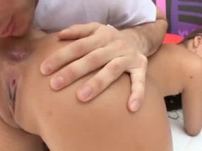 Brunette se fait sodomiser le cul... Brunette se fait sodomiser le cul...