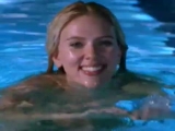 Scarlett Johansson topless dans sa piscine