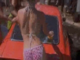 Eliza Dushku en bikini mouillé aime lustrer les belel carrosserie !!!