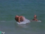 Emmanuelle Béart nue sur la plage !!!