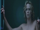 Charlize Theron seins nus devant sa fenêtre
