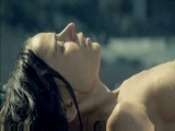 Elena Anaya nage seins nus en pleine mer