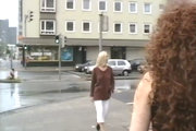 Micro trottoir elle propose à une ptite blonde de sucer un inconnu