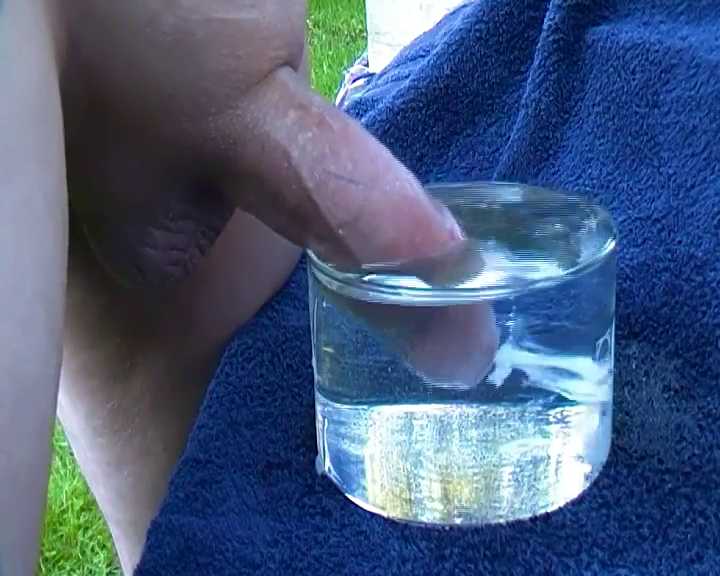 Pajillero se corre en un vaso con agua