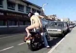 Chica exhibicionista desnuda en moto