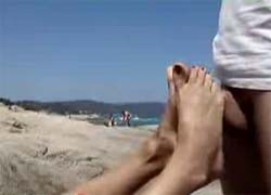 Nudistas en la playa pajeándose descaradamente