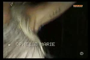 Ophelie de Secret Story montre ses seins dans une soirée Jet Set à Paris