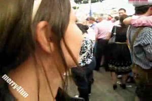 Elle suce en public et se fait arrêter par la police - Pornheed