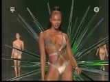 Naomi Campbell défilé sexy !!!