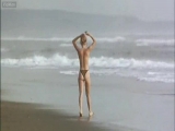 Rosanna Arquette seins nus à la mer