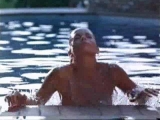 Jaime Pressly nage nue dans sa piscine