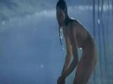 Jodie Foster prend un bain de minuit nue