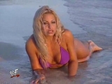Trish Stratus la célébre catcheuse sexy en bikini sur la plage !!!