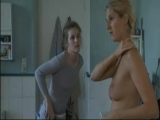 Sandrine Kiberlain seins nues se fait gratter le dos !!!
