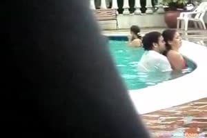 Couple baise dans une piscine publique