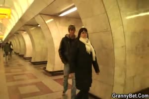 il suit une femme mature aux gros lolos dans le metro