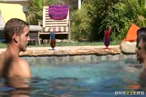 Rachel baisée prés d'une piscine super classe