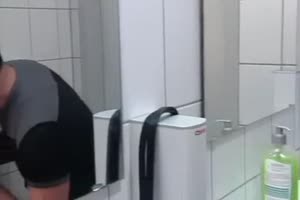 Une pipe monstrueuse aux toilettes, avec un bon livre de cul