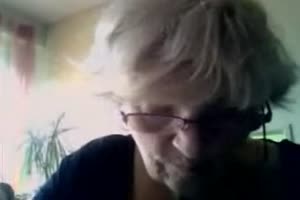 Mamie a lunettes montre ses seins sur webcam