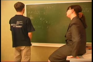 Un jeunot baise sa prof