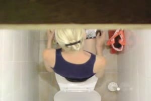 Camera cachee dans les toilettes au travail
