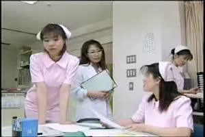 Infirmiere asiatique et son patient
