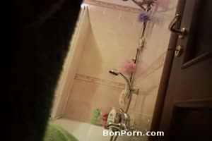 Une francaise surprise dans la baignoire