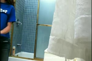 Caméra cachée dans la douche d'une étudiante
