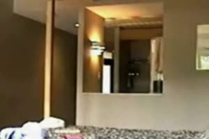 Une cliente nue dans une chambre d'hotel
