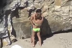 Un couple se fait surprendre a la plage