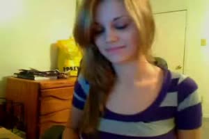 Elle montre ses seins sur sa cam MSN