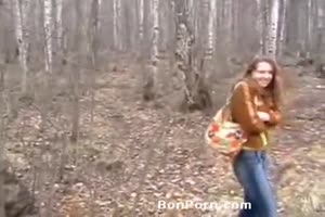 Teen coquine baisée dans les bois à la sortie de la Fac !
