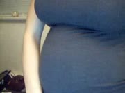 Femme enceinte avec de gros mamelons