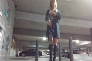 Elle s'exhibe sans culotte dans un parking souterrain