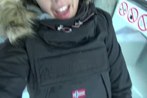 Elle se masturbe dans une remontée de ski