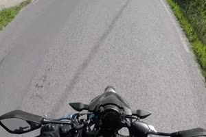 Victoria Alouqua montre ses seins lors d'une promenade en moto