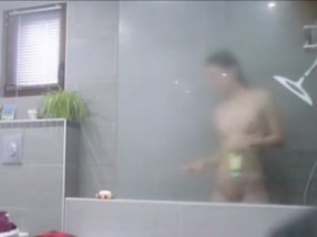 Une etudiante prend sa douche en cam voyeur
