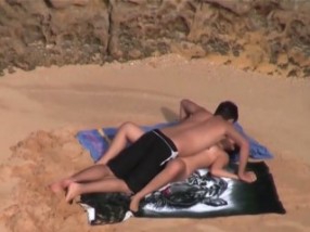 Un couple innocent baise sur le sable