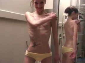 Fille anorexique dans sa salle de bain
