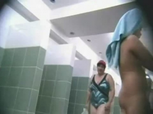 une camera cachée filme des femmes nues dans les vestiaires de la piscine municipale