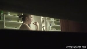 Czech snooper 2 : un voyeur filme un couple par la fenêtre